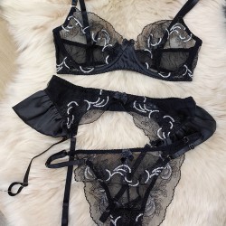 Lingerie for Women Embroidered Lace Underwire Strappy Bra and Panty Set with Removable Garter